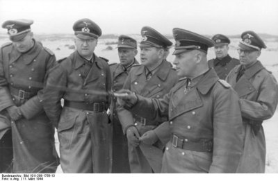 Bundesarchiv_Bild_101I-298-1758-13,_Frankreich,_Rommel_und_Offiziere_an_Somme-Mündung.jpg