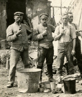 WWI-GERMANY-GROUP-OF-SOLDIERS-SMOKING-PIPES-ORIGINAL.jpg